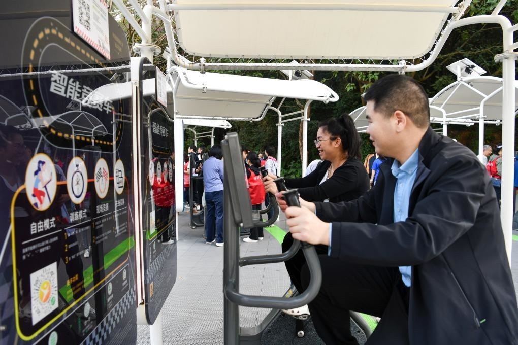 2024年1月20日，市民在蓮花山公園西區(qū)室外智能健身房參加競賽活動(dòng)。當(dāng)日，深圳市室外智能健身競賽活動(dòng)舉行。新華社記者 梁旭 攝