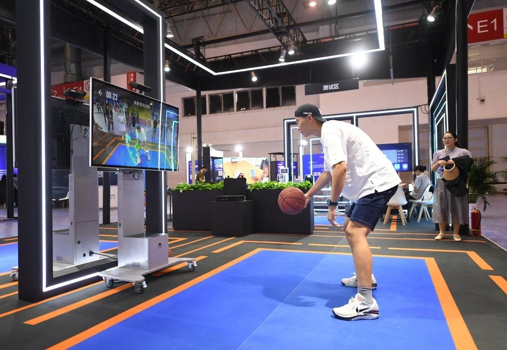 2023年8月25日，在HICOOL2023全球創(chuàng)業(yè)者峰會(huì)展覽展示區(qū)，觀眾體驗(yàn)AI智慧體育運(yùn)動(dòng)系統(tǒng)。當(dāng)日，HICOOL2023全球創(chuàng)業(yè)者峰會(huì)在位于北京市順義區(qū)的中國國際展覽中心（新館）開幕。新華社記者 任超 攝