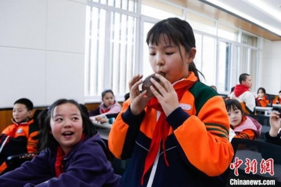 圖為學(xué)生在“國寶音樂會”社教課中體驗吹陶塤。中新社記者 馬銘言 攝