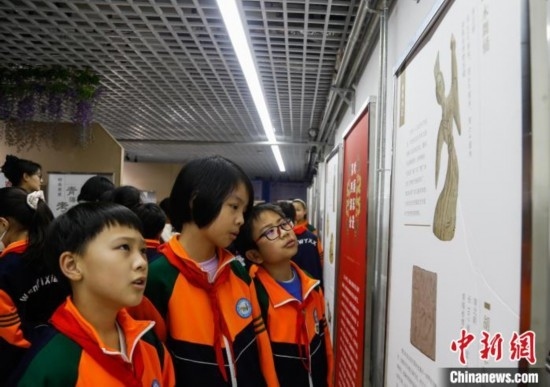 圖為學(xué)生參觀青海省博物館“1+3”主題流動展覽，了解木舞俑。中新社記者 馬銘言 攝