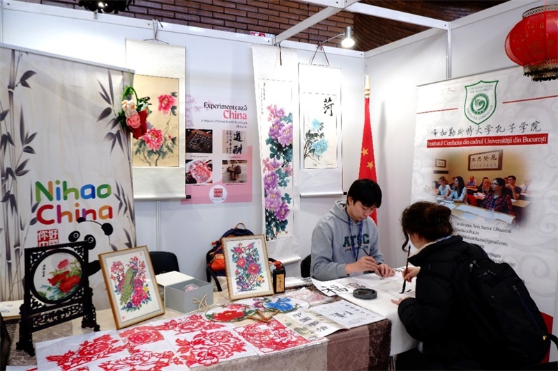 展位現(xiàn)場(chǎng)。布加勒斯特大學(xué)孔子學(xué)院供圖