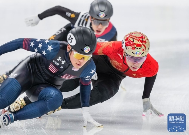 中國(guó)隊(duì)選手劉少昂（右）在比賽中。新華社記者 孫非 攝