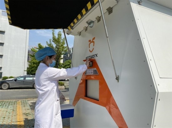 醫(yī)院接收無人機送來的醫(yī)療樣本。受訪者供圖