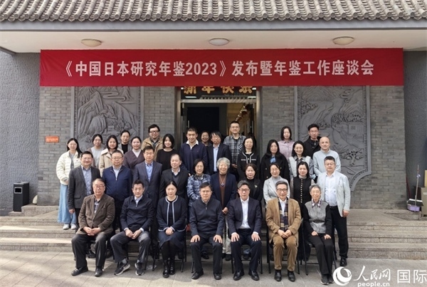 部分與會(huì)嘉賓合影留念。人民網(wǎng)記者 陳建軍攝