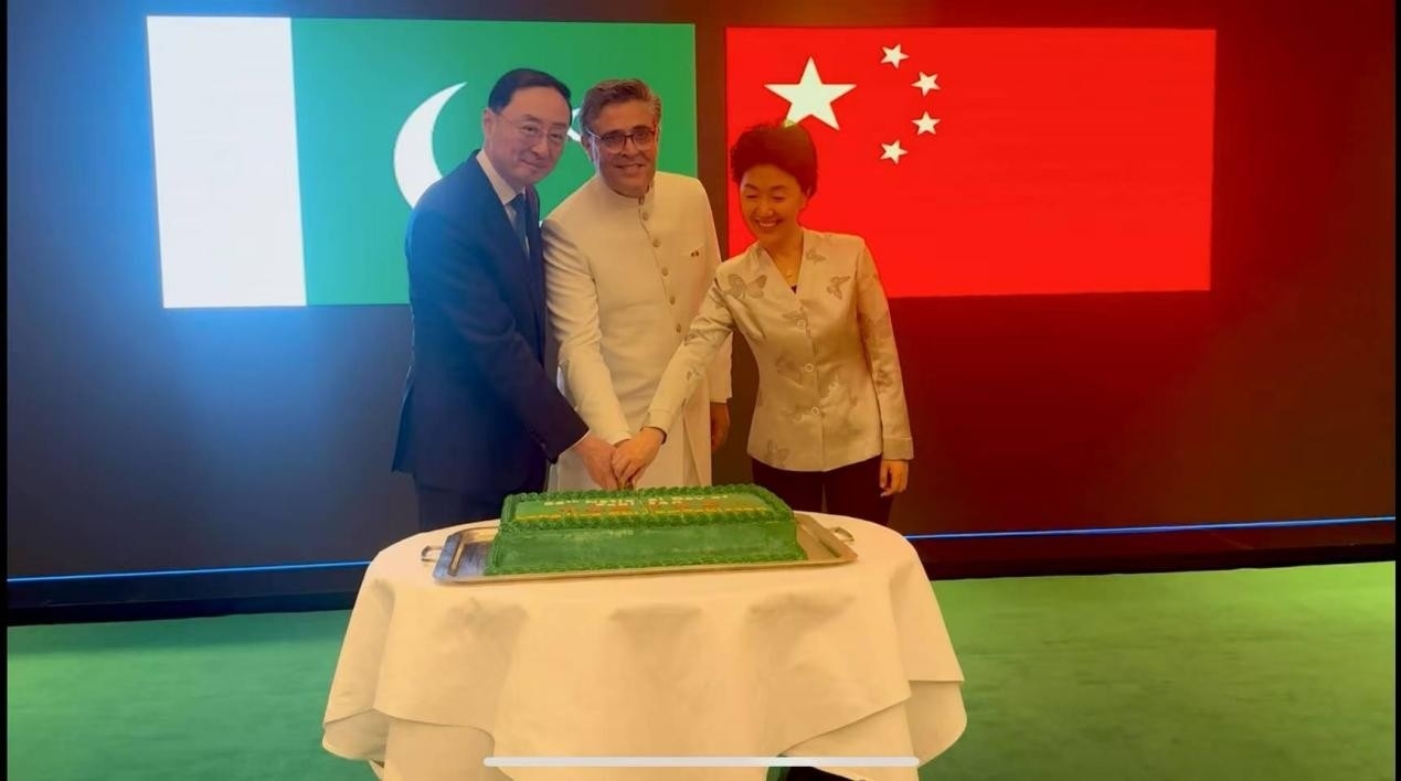 外交部副部長孫衛(wèi)東（左）、巴基斯坦駐華大使卡里爾·哈什米（中）、中聯(lián)部副部長孫海燕（右）共切蛋糕。巴基斯坦駐華大使館供圖