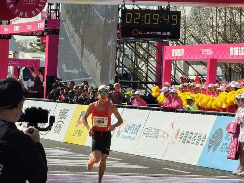 楊紹輝通過比賽終點(diǎn)。 人民網(wǎng)記者 楊磊攝