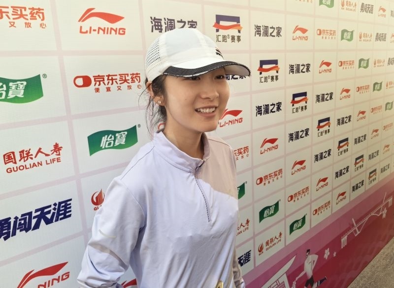 徐冰潔賽后接受采訪。 人民網(wǎng)記者 楊磊攝