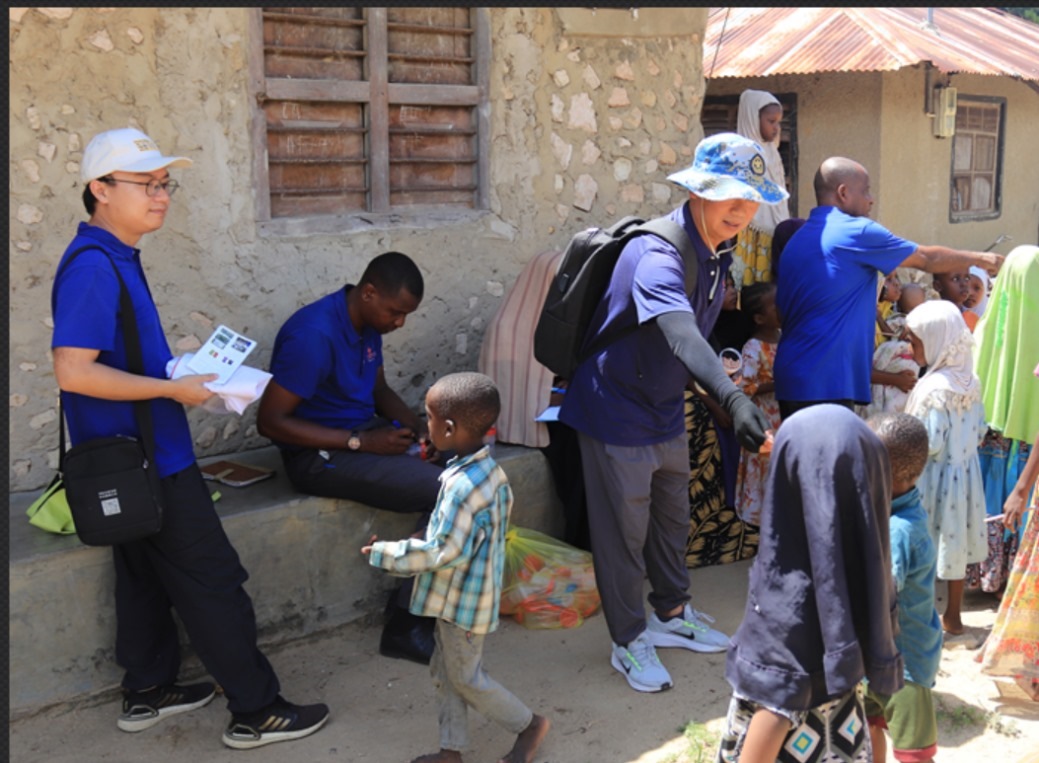 專家組向村民發(fā)放健康教育手冊和健康教育用品。專家組供圖