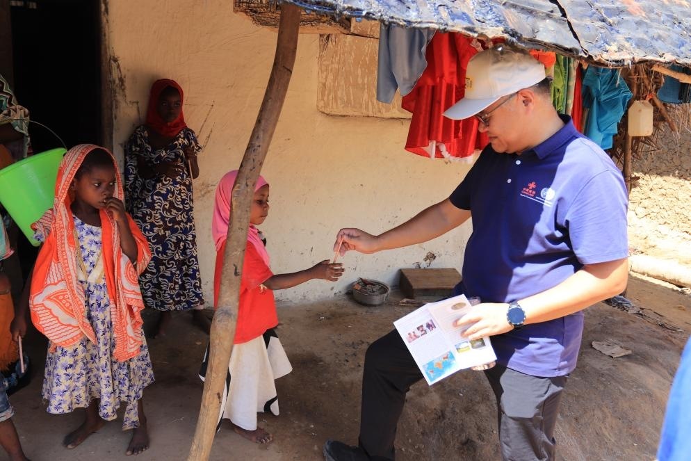 專家組向村民發(fā)放健康教育手冊和健康教育用品。專家組供圖