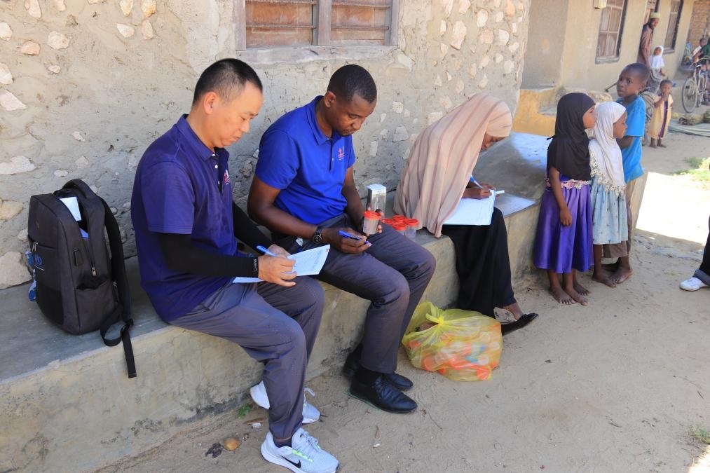 專家組指導非方疾控人員開展疾病篩查工作。專家組供圖