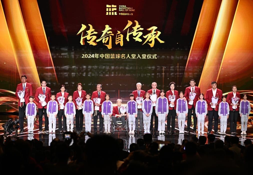 3月23日，在場的各屆中國籃球名人堂入堂人物在入堂儀式上合影留念。新華社記者 陳鐘昊 攝