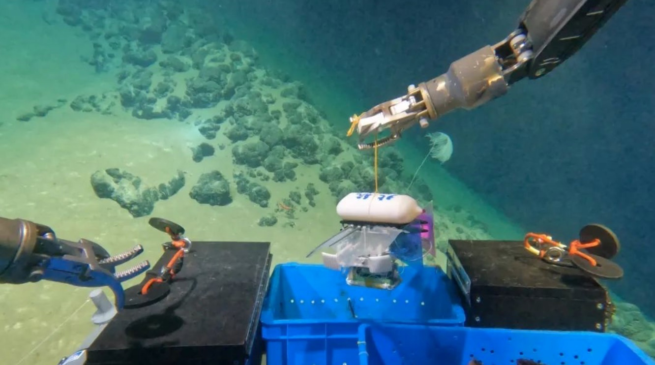 北航深海小型機(jī)器人在深海測(cè)試。校方供圖
