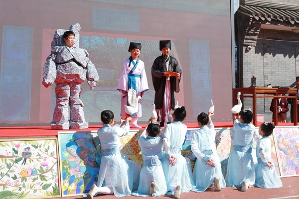 展覽開幕式上，府學(xué)學(xué)子上演情景劇《鵝池》。府學(xué)胡同小學(xué)供圖