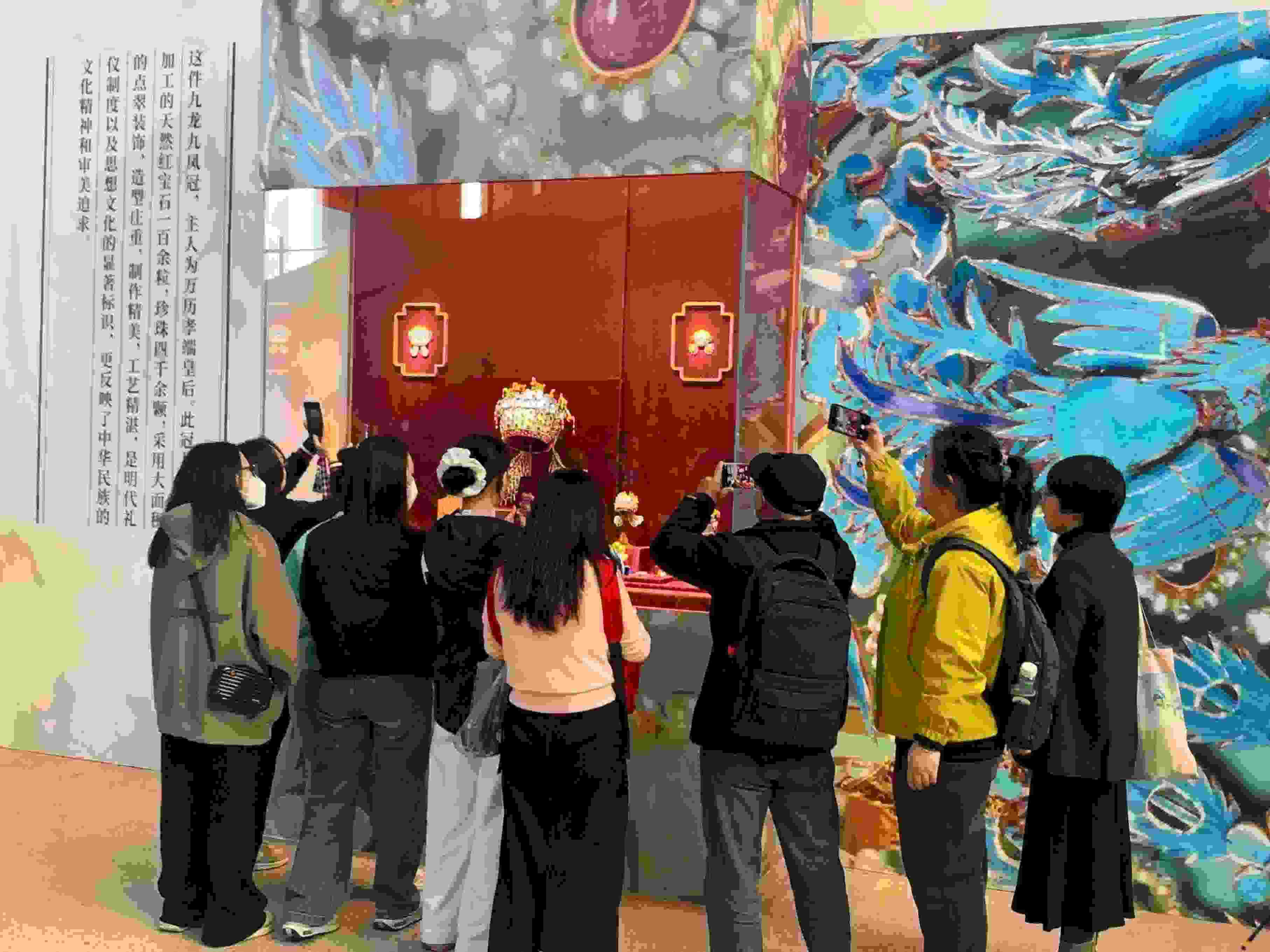 觀眾參觀國博鳳冠系列文創(chuàng)產(chǎn)品。人民網(wǎng)記者 劉穎穎攝