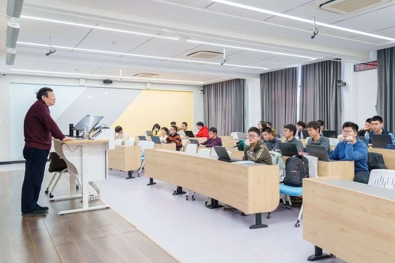 北航面向全校本科生開設(shè)《人工智能導(dǎo)論》通識必修課。校方供圖