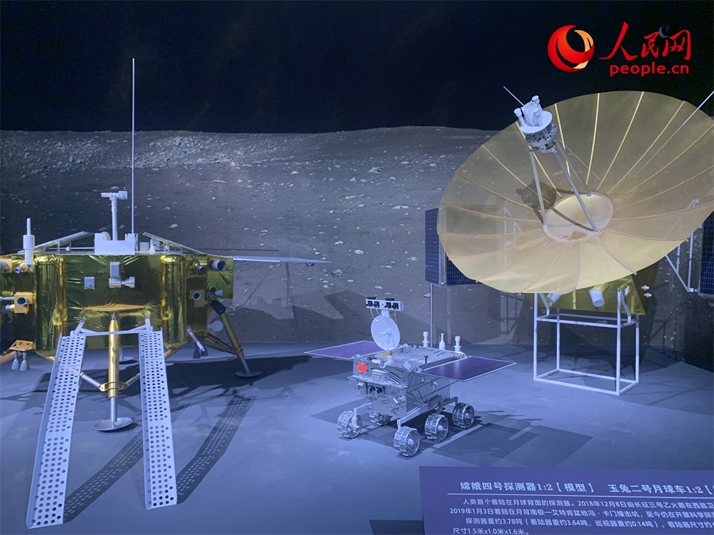 “九天攬?jiān)隆袊?guó)探月工程20年”展廳現(xiàn)場(chǎng)。人民網(wǎng)記者 韋衍行攝