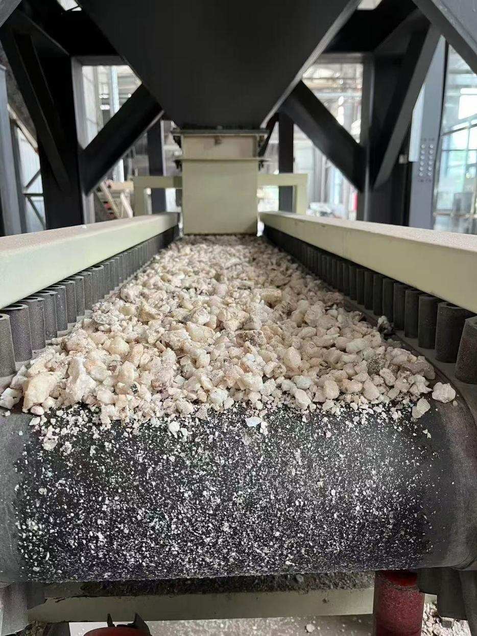 高純石英生產(chǎn)線(xiàn)。自然資源部供圖