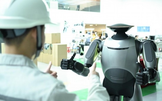 在廣汽研究院，人形機(jī)器人團(tuán)隊(duì)的周仁義在演示GoMate機(jī)器人互動(dòng)功能（新華社記者 鄧華 攝）