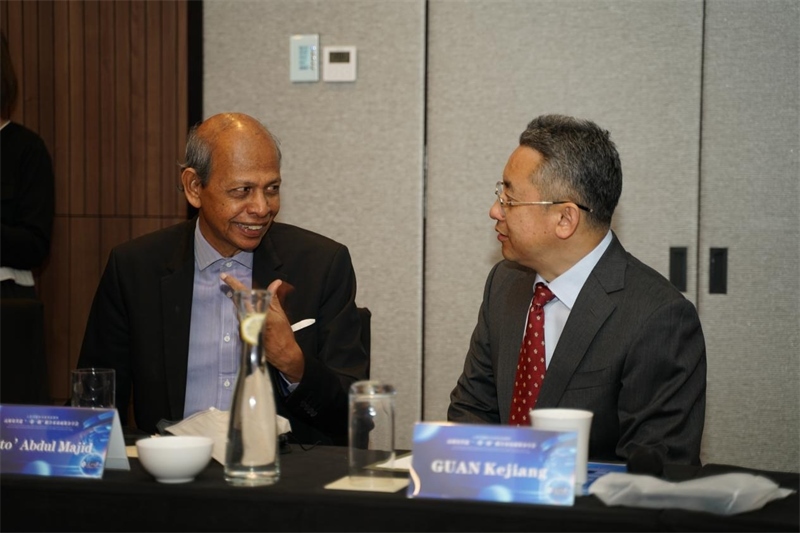 分享會(huì)現(xiàn)場(chǎng)，中方記者同與會(huì)代表進(jìn)行友好交流。林俊揚(yáng)攝