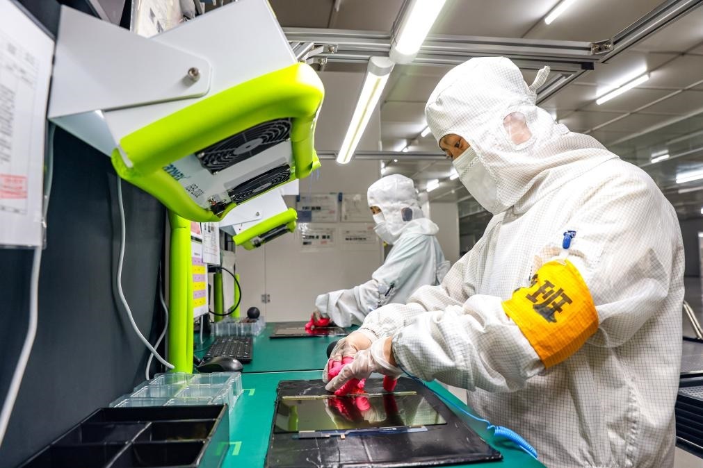 3月27日，在位于寧夏賀蘭工業(yè)園區(qū)的湯姆森電氣有限公司生產(chǎn)車間內(nèi)，工作人員制作硅膠絕緣護(hù)套。新華社記者 楊植森 攝