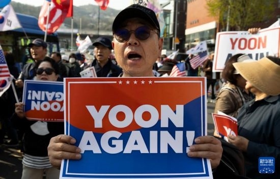 4月11日，在韓國首爾漢南洞官邸附近，支持者為韓國前總統(tǒng)尹錫悅送行。新華社發(fā)（全休相攝）