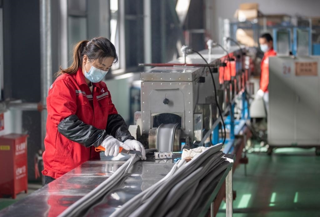 3月27日，在位于寧夏賀蘭工業(yè)園區(qū)的湯姆森電氣有限公司生產(chǎn)車間內(nèi)，工作人員制作硅膠絕緣護(hù)套。新華社記者 楊植森 攝