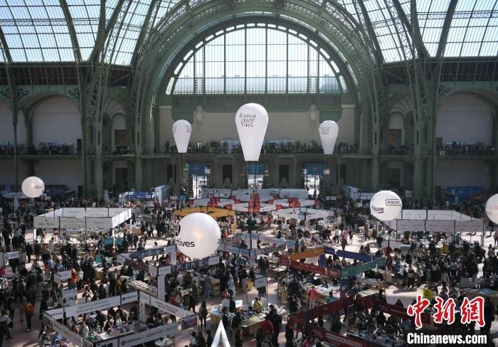 當(dāng)?shù)貢r間4月11日，2025年巴黎圖書節(jié)在巴黎大皇宮揭幕。圖為巴黎大皇宮的圖書節(jié)現(xiàn)場。中新社記者 李洋 攝