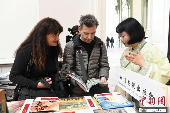 當(dāng)?shù)貢r間4月11日，2025年巴黎圖書節(jié)在巴黎大皇宮揭幕。中國出版代表團攜千余種中國精品圖書亮相展會。 中新社記者 李洋 攝