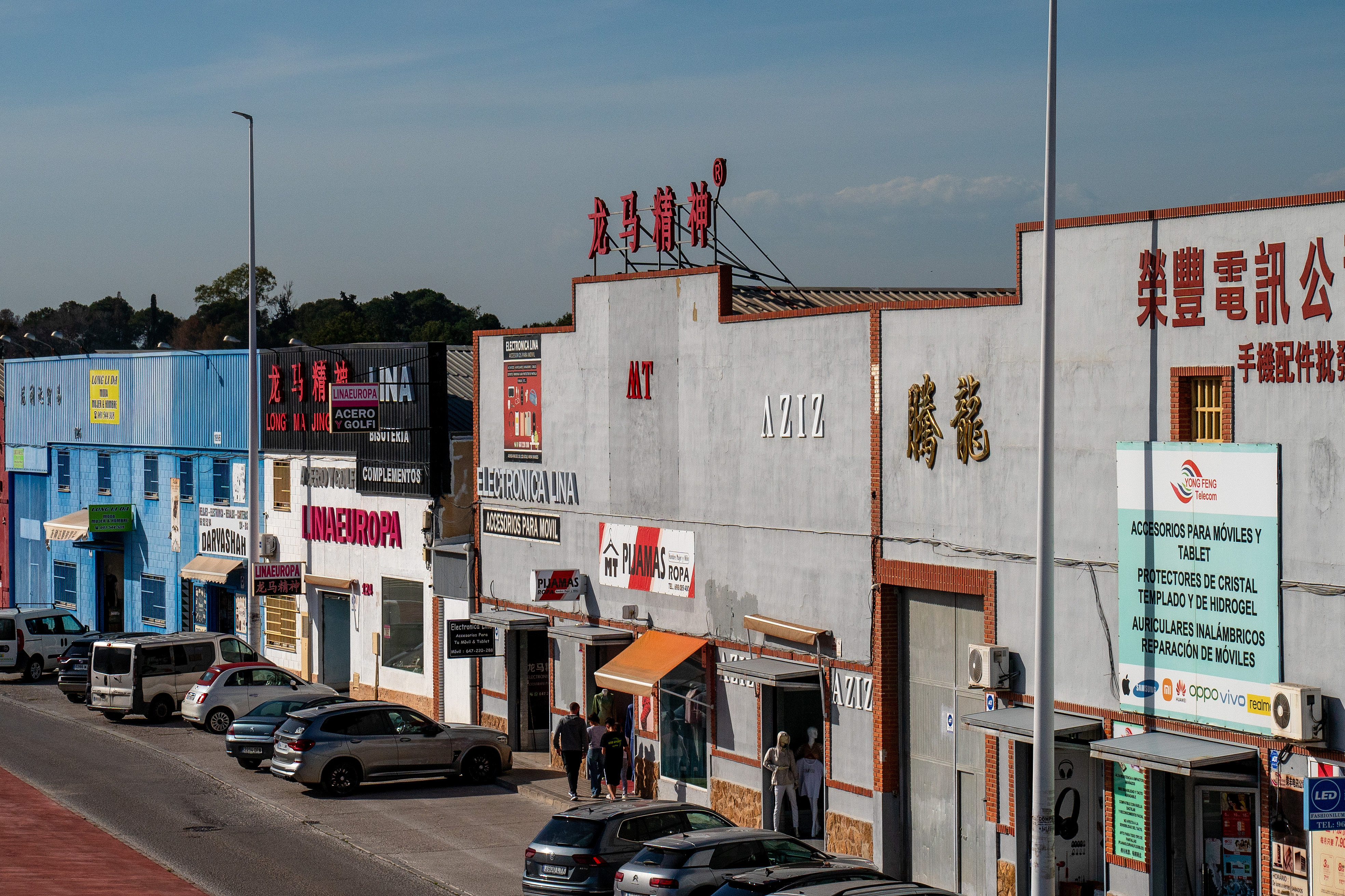 當?shù)貢r間2025年4月10日，西班牙瓦倫西亞國際機場附近的中資批發(fā)零售商店。