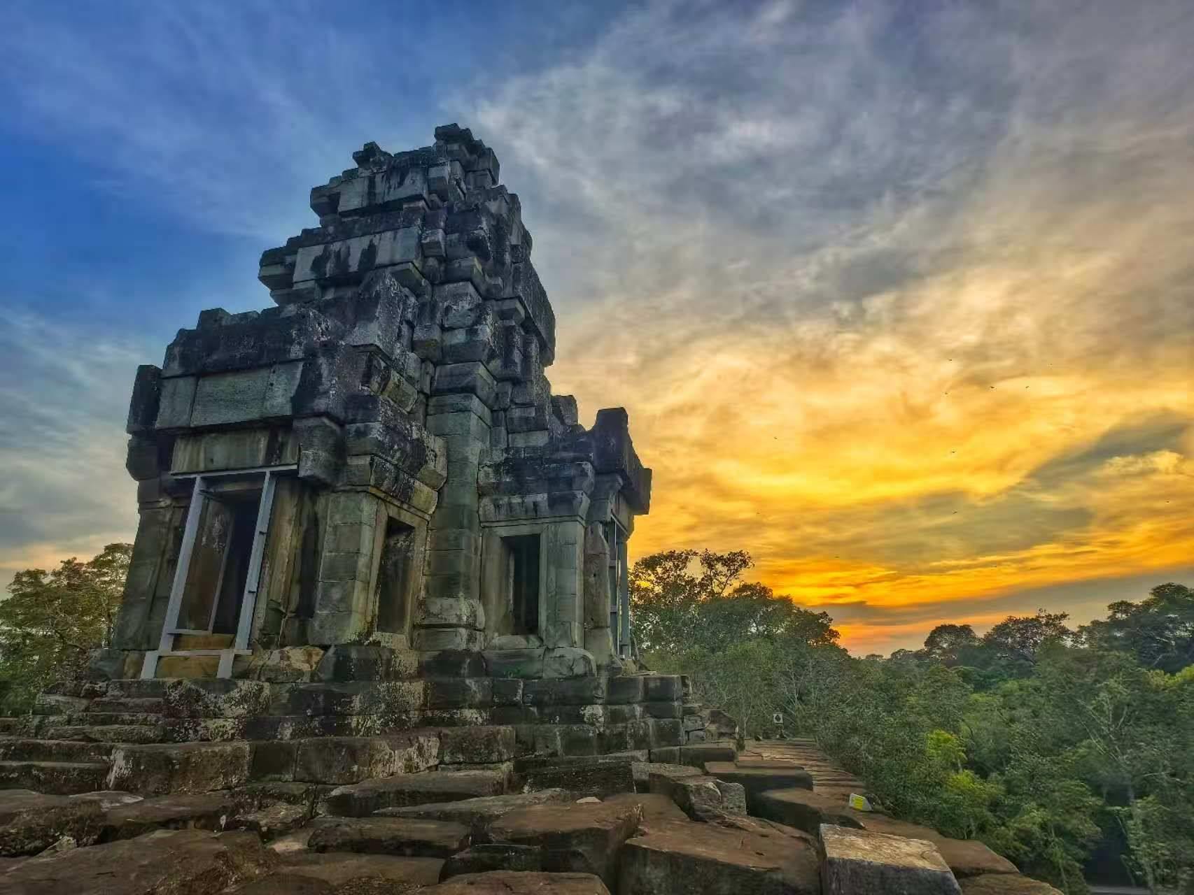由中國專家修復(fù)的茶膠寺最高處的砂巖塔。（人民日?qǐng)?bào)記者強(qiáng)薇 攝）