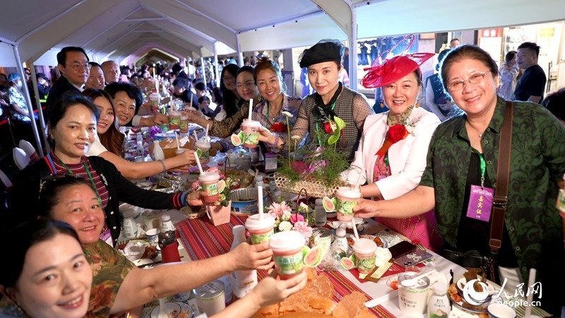 海外華僑在活動現(xiàn)場品嘗“家鄉(xiāng)味”。人民網(wǎng)記者 符武平攝