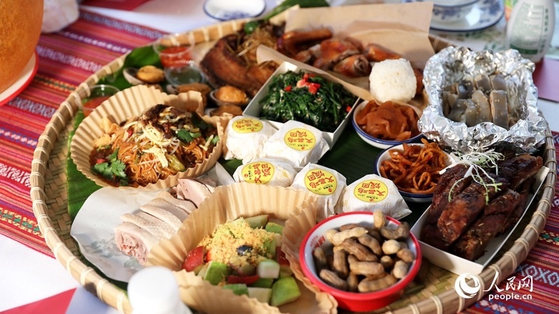 長桌宴上擺滿了海南特色佳肴。人民網(wǎng)記者 符武平攝