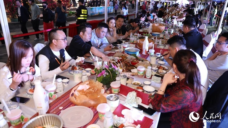 消博會嘉賓沉浸享用長桌宴。人民網(wǎng)記者 符武平攝