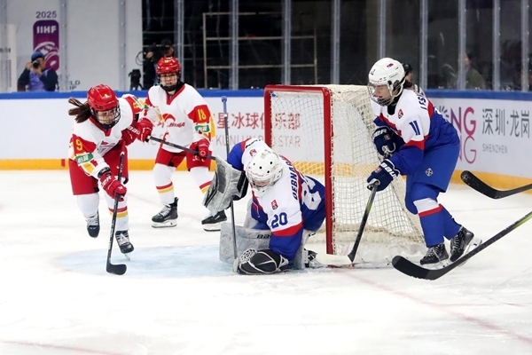 中國隊(duì)球員孔明會(huì)(左一)射門。圖片來源：中國冰球協(xié)會(huì)