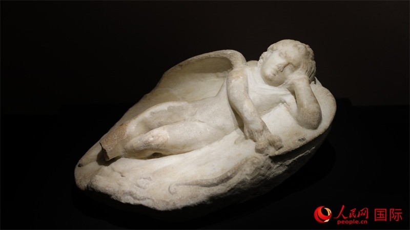 沉睡的厄洛斯大理石浮雕。4月14日，來自希臘伊拉克利翁考古博物館的文物在故宮博物院展出。（人民網(wǎng) 張澤宇攝）