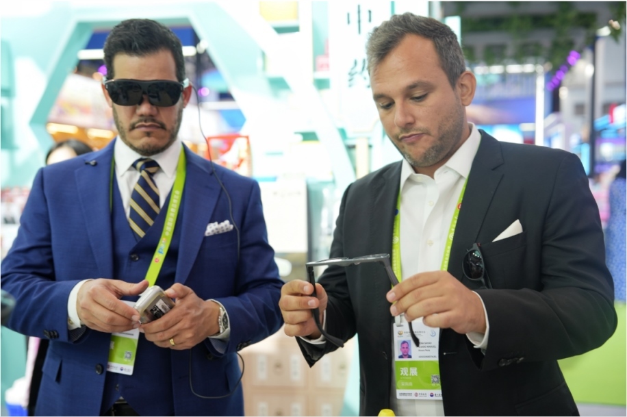 觀展嘉賓體驗(yàn)科技消費(fèi)新產(chǎn)品。中國國際消費(fèi)品博覽會(huì)組委會(huì)網(wǎng)上新聞中心供圖