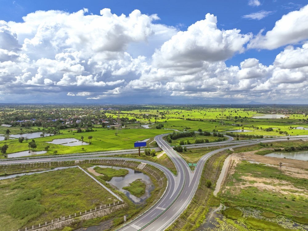 2024年9月25日在柬埔寨磅士卑省拍攝的金港高速公路（無人機(jī)照片）。連接柬埔寨首都金邊和最大深水海港西哈努克港的金港高速公路，是中柬共建“一帶一路”標(biāo)志性項(xiàng)目。