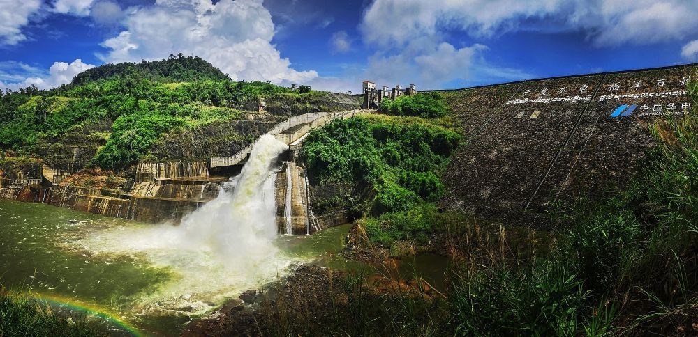 2018年6月22日在柬埔寨戈公省拍攝的中國援柬額勒賽水電站上大壩。