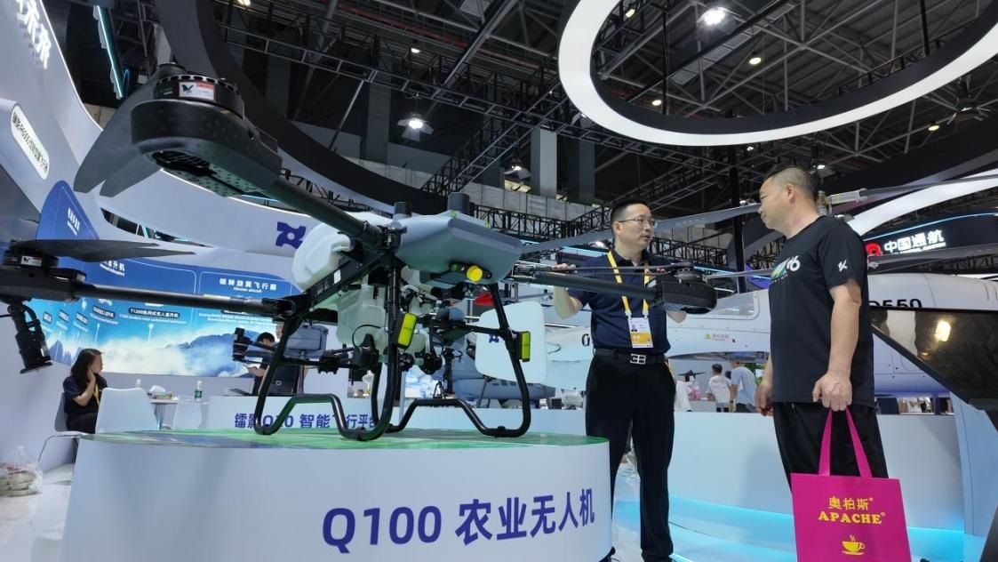 低空經(jīng)濟(jì)展區(qū)展出的農(nóng)業(yè)無人機(jī)裝備。人民網(wǎng) 歐陽易佳攝