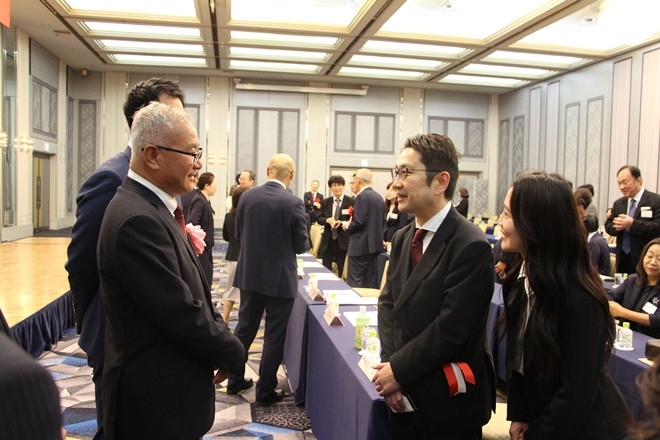 與會(huì)嘉賓熱切交流。中國(guó)駐福岡總領(lǐng)館供圖