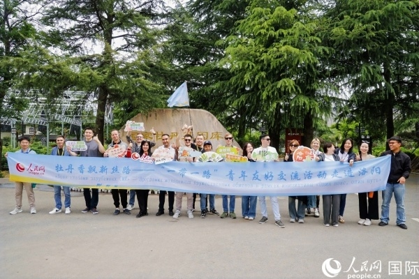 4月21日，人民網(wǎng)“一帶一路”青年友好交流活動(dòng)走進(jìn)洛陽。人民網(wǎng)記者 魯揚(yáng)攝