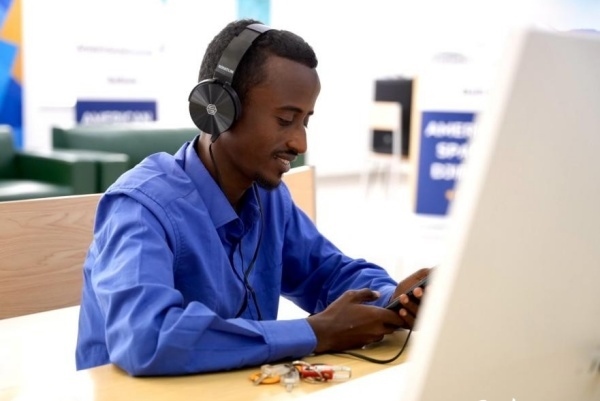 在明亮現(xiàn)代的信息技術(shù)閱覽室，當(dāng)?shù)刈x者正在沉浸式學(xué)習(xí)，塔里克·易卜拉欣攝