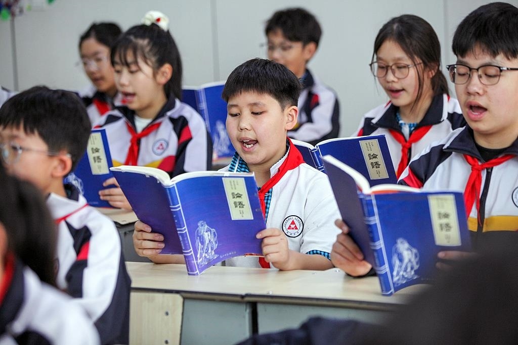 △2025年4月21日，河南焦作，學(xué)生們?cè)谡b讀《論語(yǔ)》。