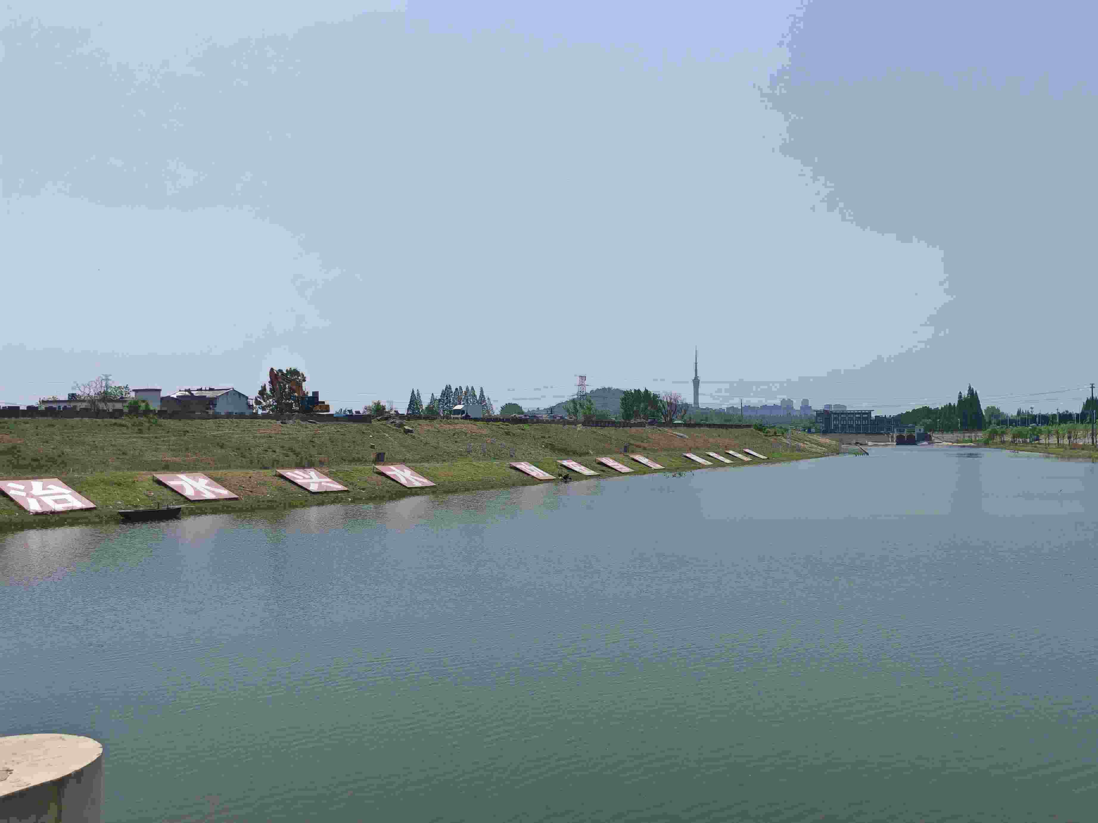 在龍子湖樞紐上眺望靚麗的淮河美景。人民網(wǎng)記者 王子鋒攝