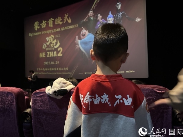 圖為首映式現(xiàn)場(chǎng)，一位小朋友身穿帶有《哪吒2》電影元素的衣服。人民網(wǎng)記者 張朋輝攝