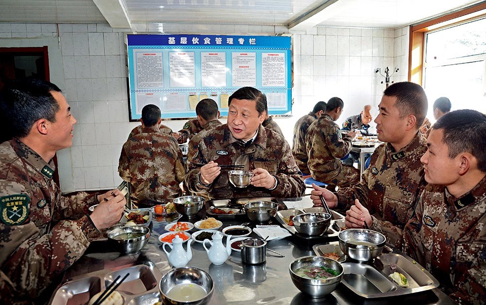 2014年1月26日，習(xí)近平主席專程來到內(nèi)蒙古軍區(qū)邊防某部，親切看望慰問戍邊官兵。這是在連隊食堂，習(xí)近平主席同戰(zhàn)士們一起用餐。