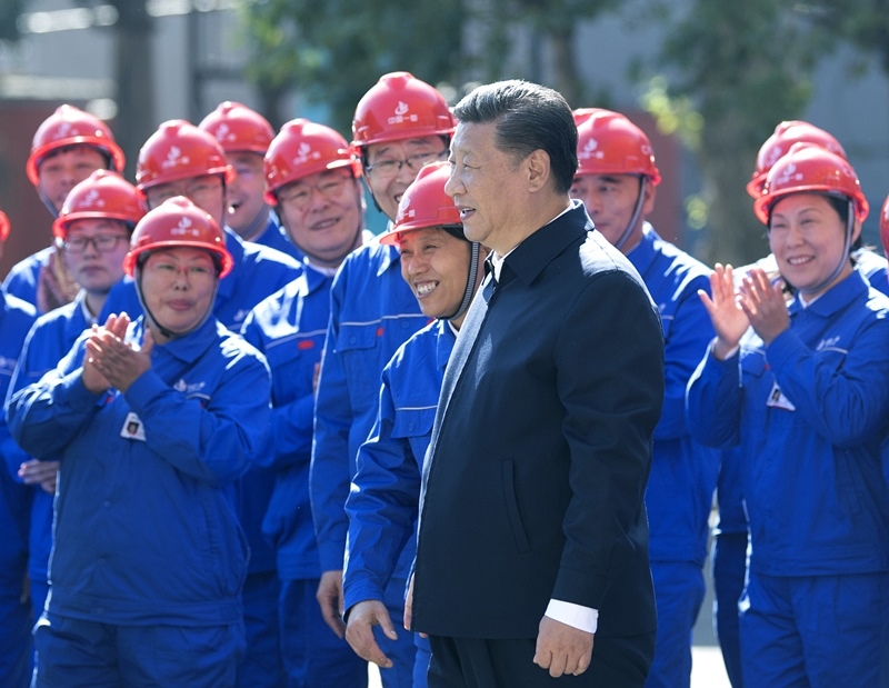 2018年9月26日，在中國一重集團，習(xí)近平總書記走到工人中間，同大家親切交流。