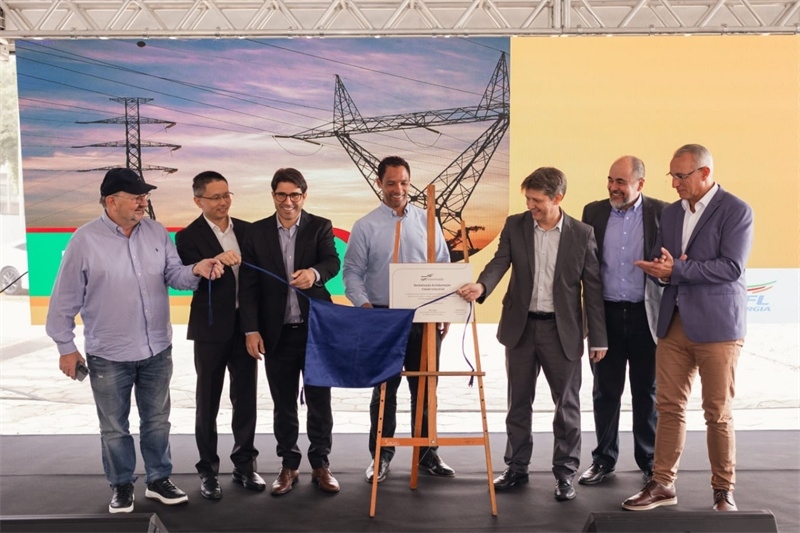 CPFL公司執(zhí)行副總裁弗拉維奧·恩里克·里貝羅（中）、CPFL輸電公司總裁李甫（左二）、南里奧格蘭德州州議員阿洛伊西奧·克拉斯曼（左一）、州長代表豪爾赫·波佐邦（右一）等出席投運(yùn)儀式。 中國國家電網(wǎng)巴西電力CPFL公司供圖