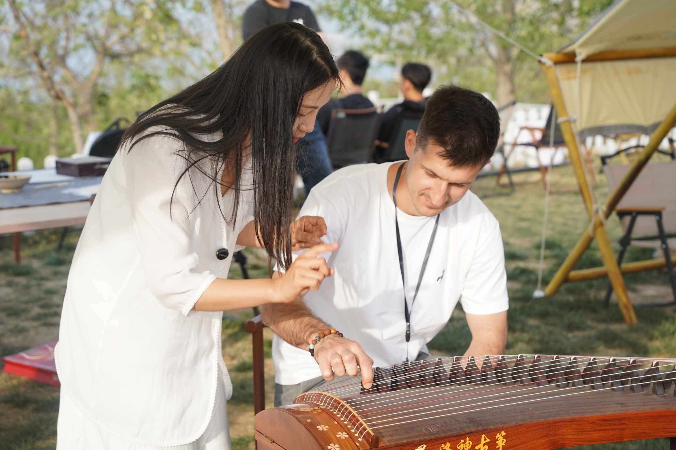 外媒體記者古箏體驗(yàn)。主辦方供圖