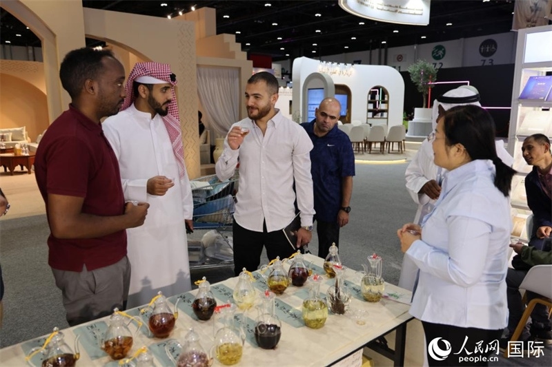 在“閱讀中國”館，當(dāng)?shù)刈x者通過品味中國茶，了解中國文化。人民網(wǎng)記者 張志文攝